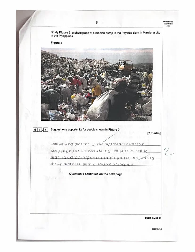 01
Urban issues and challenges
0 11 What is a megacity?
Section A Urban issues and challenges
Answer all questions.
2 ydas19090 3238
2
[1 ma